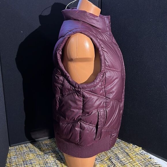 Classic Burgundy Puffer Vest from Gap - Size Medium - Picture 4 of 11